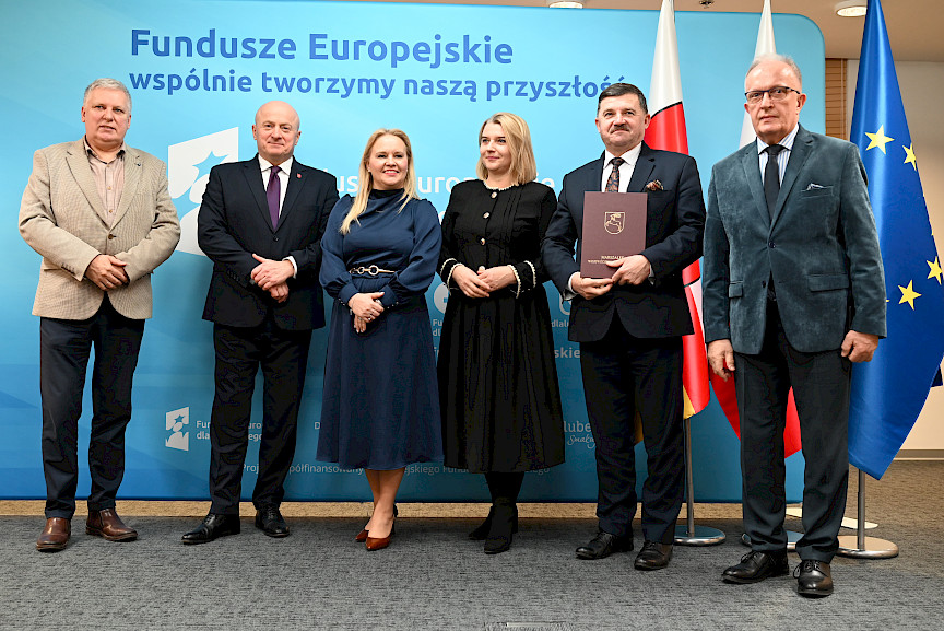 Uroczyste wręczenie umów o dofinansowanie projektów z funduszy europejskich na Integrację społeczną osób najbardziej potrzebujących wsparcia. Marszałek Jarosław Stawiarski z Beneficjentem projektu, który trzyma wręczoną umowę w dłoni.