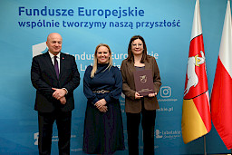 Uroczyste wręczenie umów o dofinansowanie projektów z funduszy europejskich na Integrację społeczną osób najbardziej potrzebujących wsparcia. Marszałek Jarosław Stawiarski z Beneficjentem projektu, który trzyma wręczoną umowę w dłoni.