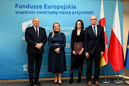 Uroczyste wręczenie umów o dofinansowanie projektów z funduszy europejskich na Integrację społeczną osób najbardziej potrzebujących wsparcia. Marszałek Jarosław Stawiarski z Beneficjentem projektu, który trzyma wręczoną umowę w dłoni.