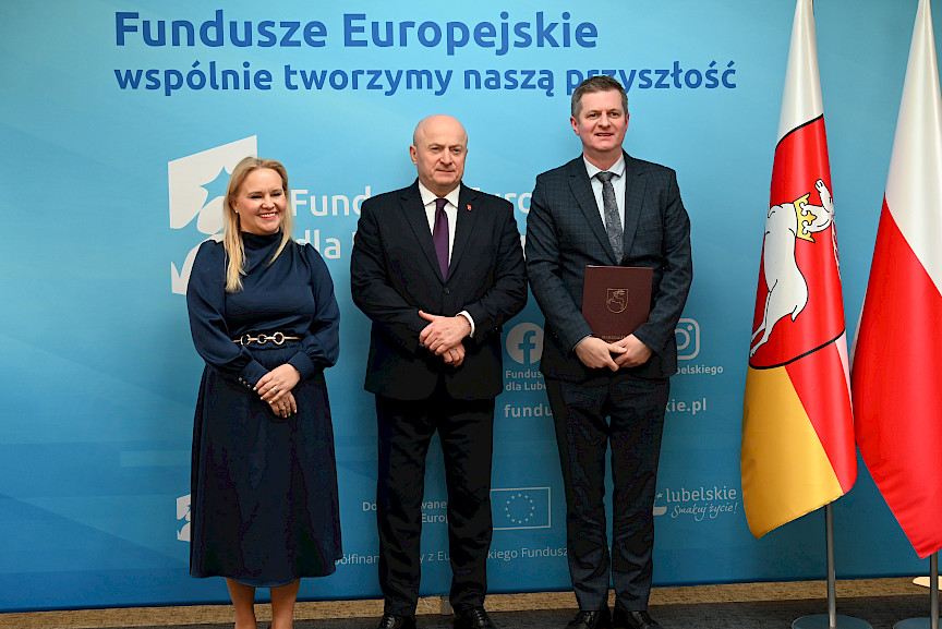 Uroczyste wręczenie umów o dofinansowanie projektów z funduszy europejskich na Integrację społeczną osób najbardziej potrzebujących wsparcia. Marszałek Jarosław Stawiarski z Beneficjentem projektu, który trzyma wręczoną umowę w dłoni.