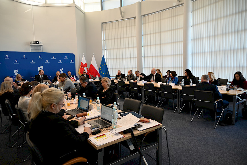 XVII Posiedzenie grup roboczych działających przy Komitecie Monitorującym Fundusze Europejskie dla Lubelskiego 2021-2027, na sali widoczni uczestnicy spotkania.