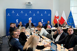 XVII Posiedzenie grup roboczych działających przy Komitecie Monitorującym Fundusze Europejskie dla Lubelskiego 2021-2027, na pierwszym planie uczestnicy spotkania, w dalszej części prezydium.