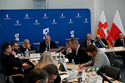 XVII Posiedzenie grup roboczych działających przy Komitecie Monitorującym Fundusze Europejskie dla Lubelskiego 2021-2027, na pierwszym planie uczestnicy, w tle prezydium.