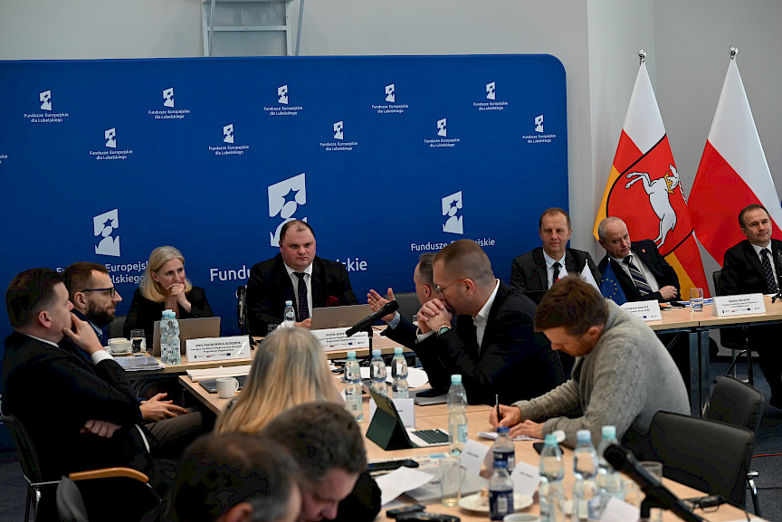 XVII Posiedzenie grup roboczych działających przy Komitecie Monitorującym Fundusze Europejskie dla Lubelskiego 2021-2027, na pierwszym planie uczestnicy, w tle prezydium.