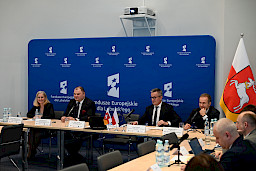 XVII Posiedzenie grup roboczych działających przy Komitecie Monitorującym Fundusze Europejskie dla Lubelskiego 2021-2027, na pierwszym planie prezydium, w tle ścianka Funduszy Europejskich.