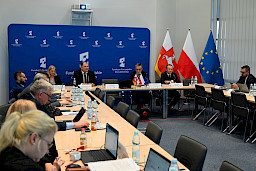 XVII Posiedzenie grup roboczych działających przy Komitecie Monitorującym Fundusze Europejskie dla Lubelskiego 2021-2027, na pierwszym planie uczestnicy, w dalszej części prezydium.