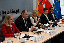 XXXVIII Posiedzenie Komitetu Monitorującego Regionalny Program Operacyjny Województwa Lubelskiego, na pierwszym planie prezydium, głos zabiera Pani Dyrektor Departamentu Zarządzania Anna Brzyska .
