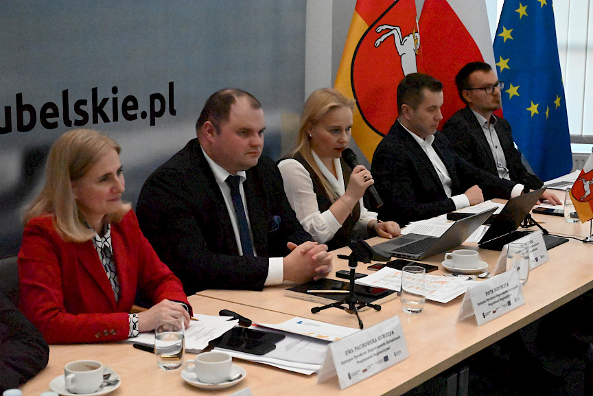 XXXVIII Posiedzenie Komitetu Monitorującego Regionalny Program Operacyjny Województwa Lubelskiego, na pierwszym planie prezydium, głos zabiera Pani Dyrektor Departamentu Zarządzania Anna Brzyska .