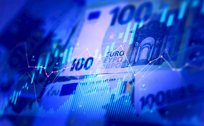 Grafika przedstawiająca Konsultacje publiczne nt. przyszłych Wieloletnich Ram Finansowych UE (2028-2035). Niebieskie tło, banknot sto euro, wykresy giełdowe