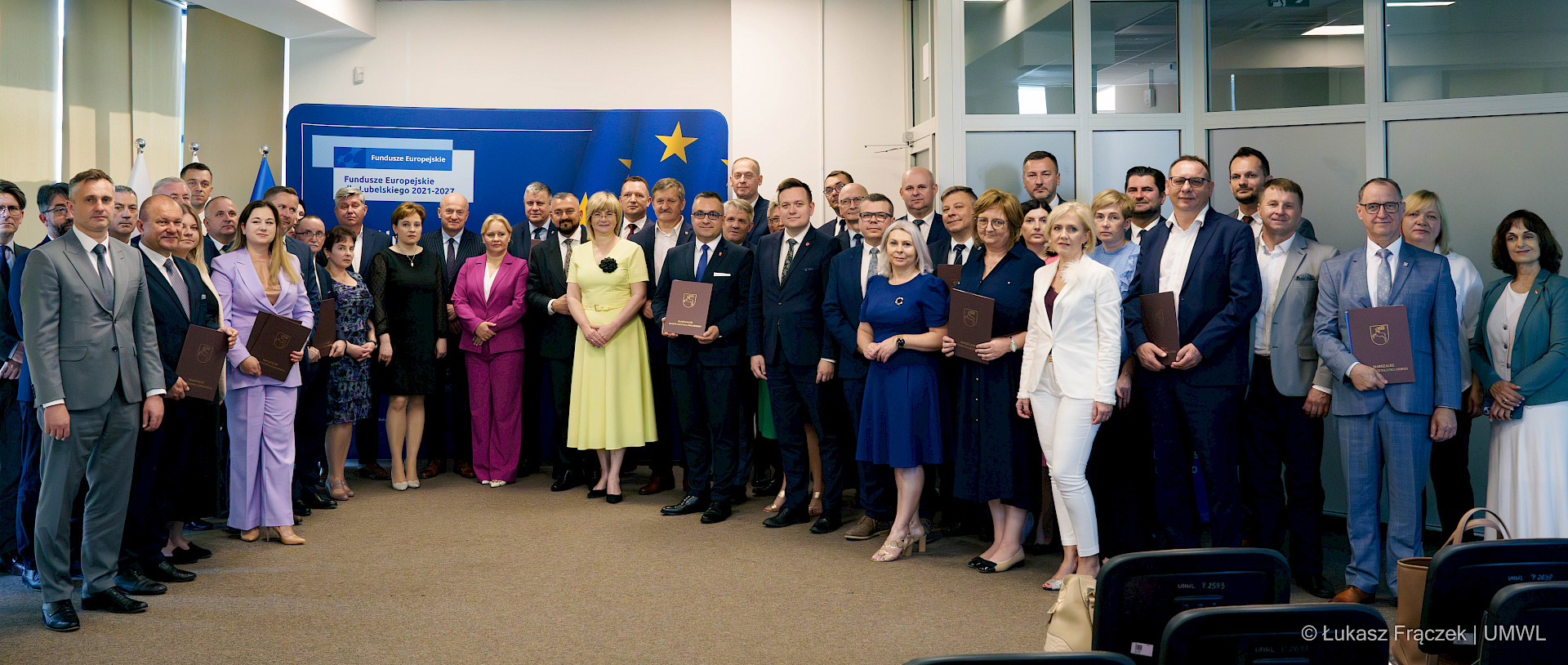 Zdjęcie grupowe Beneficjentów z przedstawicielami UMWL