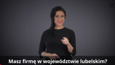 kobieta, tłumacz PJM miga 