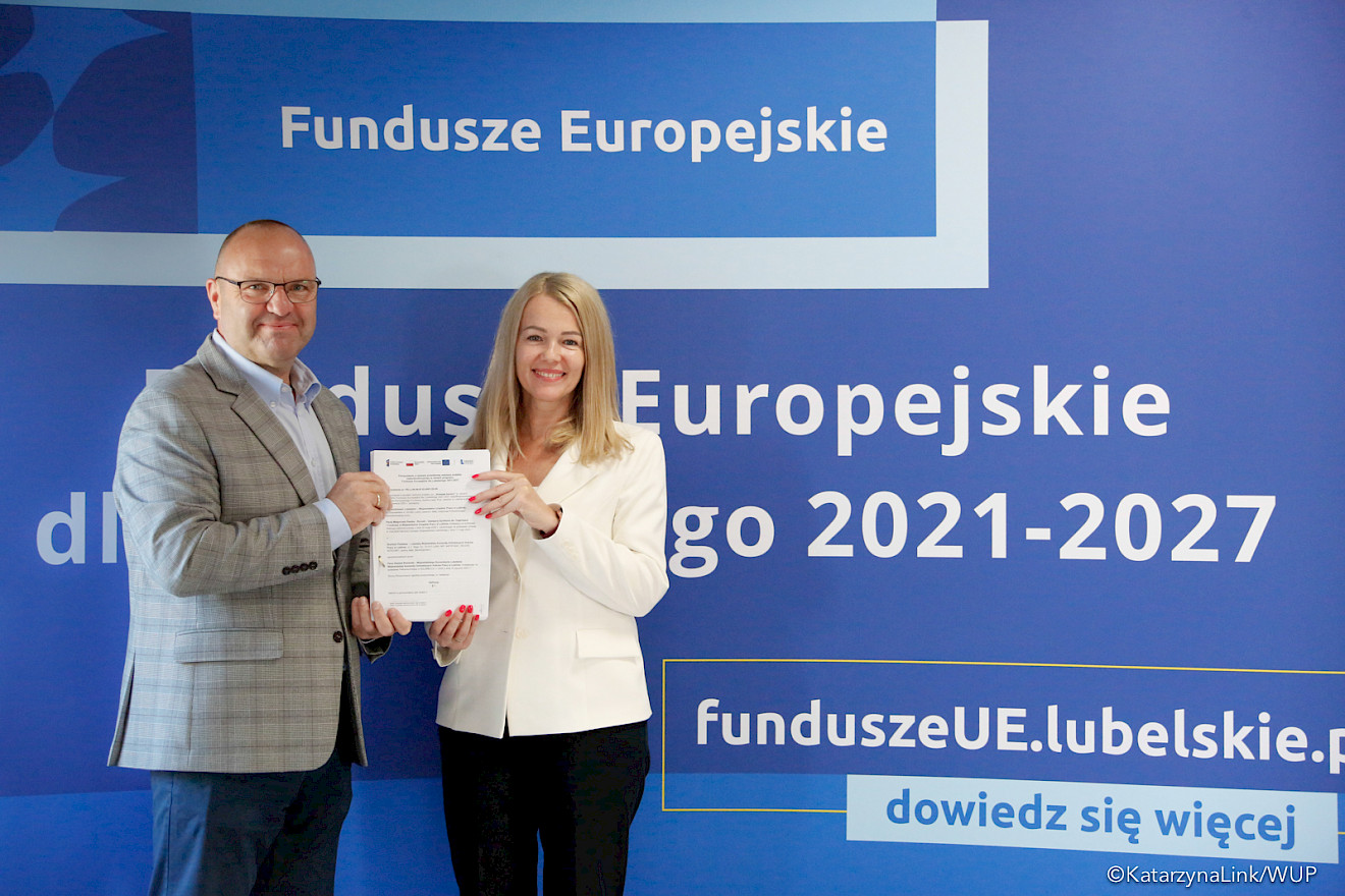 Wicedyrektor ds. Organizacji i Funduszy Małgorzata Reszka-Ryczek oraz Komendant Wojewódzki Ochotniczych Hufców Pracy (OHP) Daniel Rozwód.