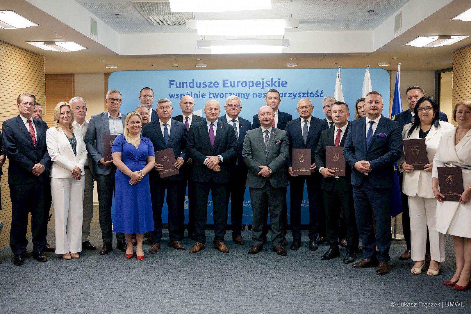 Uroczyste wręczenie umów na dofinansowanie projektów ze środków unijnych. Sala konferencyjna. Wspólne zdjęcie beneficjentów.