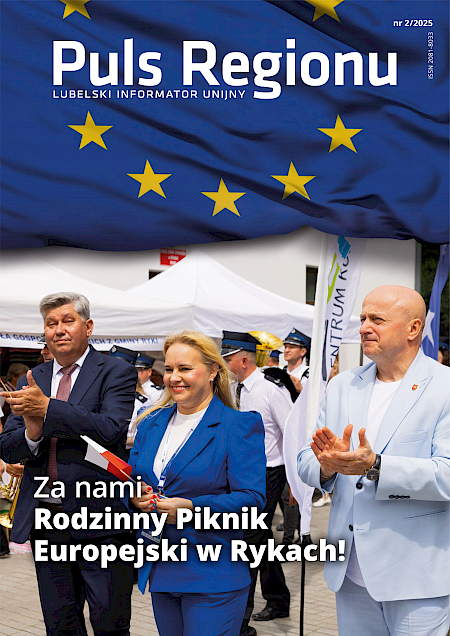 Okładka biuletynu puls regionu nr 2 z 2025 r. Flaga unii europejskiej. Osoba Marszałka Stawiarskiego, Dyrektor Departamentu Zarządzania oraz Burmistrz Ryk