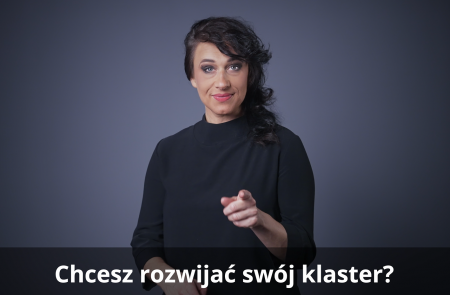 Tłumacz Polskiego Języka Migowego w trakcie tłumaczenia.