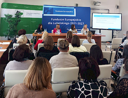 Prowadzący i uczestnicy szkolenia.