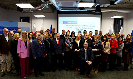 Grupowe zdjęcie wszystkich uczestników posiedzenia komitetu monitorującego.