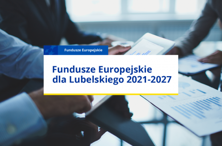 Baner z napisem Fundusze Europejskie dla Lubelskiego 2021-2027 umieszczone w białej ramce. W te zdjęcie dłoni trzymających tablet.
