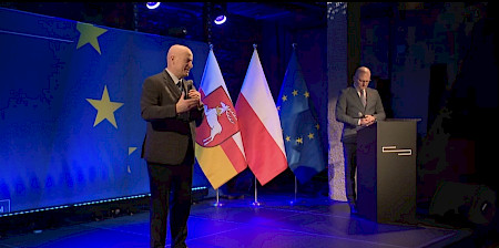 Marszałek Województwa Lubelskiego wypowiada się do mikrofonu do uczestników wydarzenia.