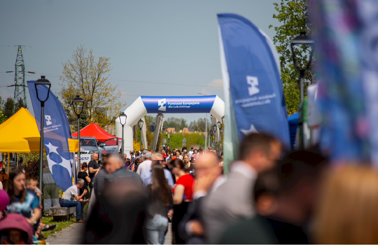 Zdjęcie przedstawia tłum ludzi na jednym z wydarzeń letnich funduszy europejskich.