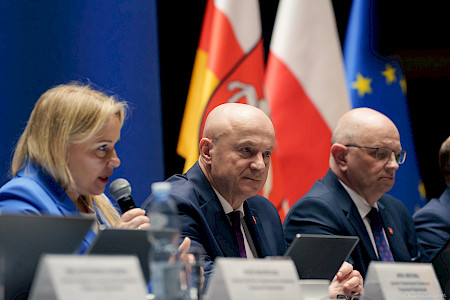 Dyrektor Departamentu Zarządzania Programami Regionalnymi Anna Brzyska wypowiada się do mikrofonu, obok niej siedzi Marszałek Jarosław Stawiarski.