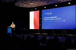 Marszałek Województwa Lubelskiego Jarosław Stawiarski wypowiada się do mikrofonu przy ambonie.
