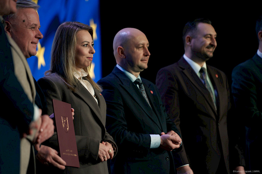 Wicemarszałkowie Województwa Lubelskiego pozują do zdjęcia z beneficjentem projektu.