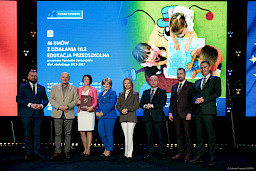 Zarząd Województwa Lubelskiego pozuje do zdjęcia wraz z beneficjentkami projektu.