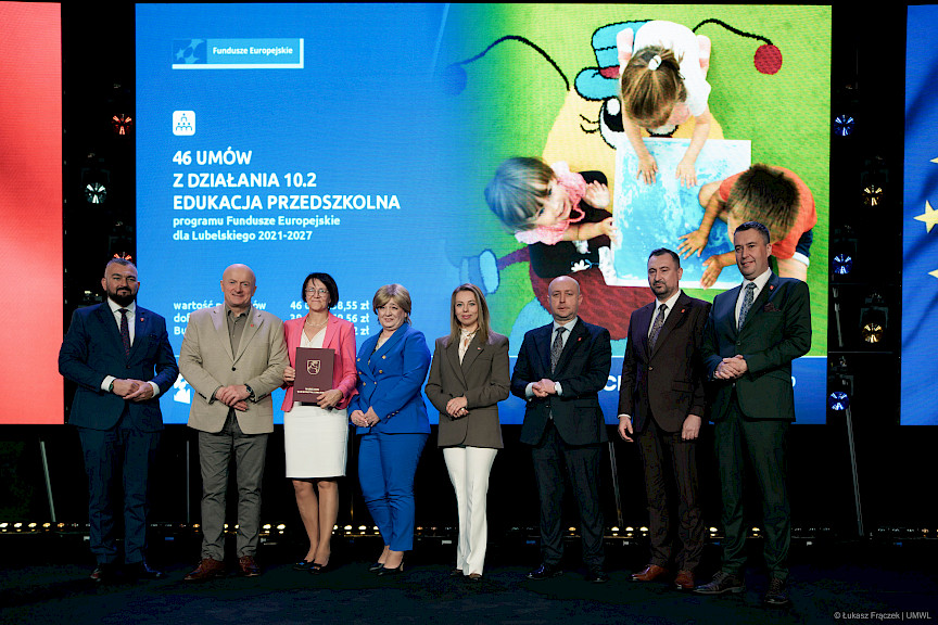 Zarząd Województwa Lubelskiego pozuje do zdjęcia wraz z beneficjentkami projektu.