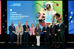 Zarząd Województwa Lubelskiego pozuje do zdjęcia wraz z beneficjentem projektu.