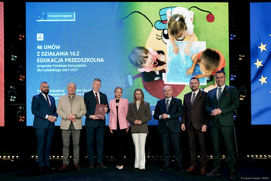 Zarząd Województwa Lubelskiego pozuje do zdjęcia wraz z beneficjentem projektu.