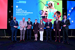 Zarząd Województwa Lubelskiego pozuje do zdjęcia wraz z beneficjentem projektu.