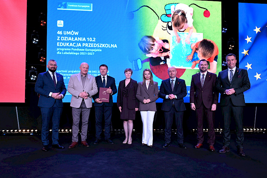 Zarząd Województwa Lubelskiego pozuje do zdjęcia wraz z beneficjentem projektu.