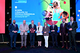Zarząd Województwa Lubelskiego pozuje do zdjęcia wraz z beneficjentem projektu.