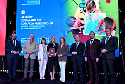Zarząd Województwa Lubelskiego pozuje do zdjęcia wraz z beneficjentkami projektu.