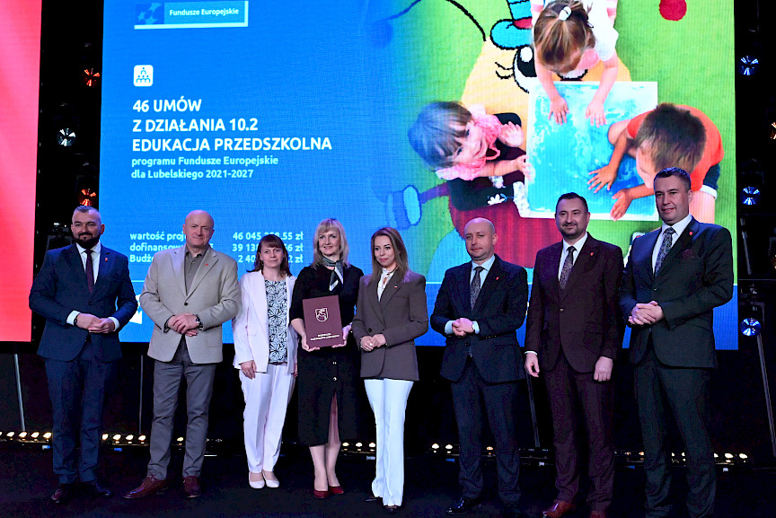 Zarząd Województwa Lubelskiego pozuje do zdjęcia wraz z beneficjentkami projektu.