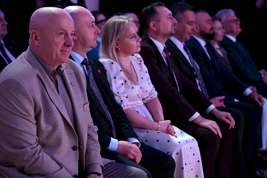 Zarząd Województwa Lubelskiego siedzi na widowni w pierwszym rzędzie wraz z Dyrektor Departamentu Zarządzania Programami Regionalnymi Anną Brzyską.