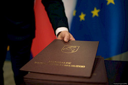 Ujęcie stosu bordowych teczek ze znakiem województwa lubelskiego koziołkiem oraz napisem złotymi literami Marszałek Województwa Lubelskiego.