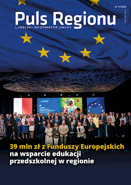 Okładka z napisem Puls Regionu Lubelski informator unijny. Znajduje się na niej zdjęcie grupowe kobiet i mężczyzn trzymających bordowe teczki. Z przodu ustawieni są Marszałek Jarosław Stawiarski, Wicemarszałek Piotr Breś oraz Dyrektor Anna Brzyska.
