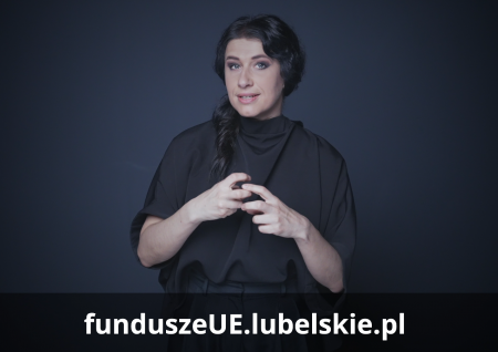 kobieta miga w Polskim Języku Migowym, na ekranie napis: funduszeUE.lubelskie.pl