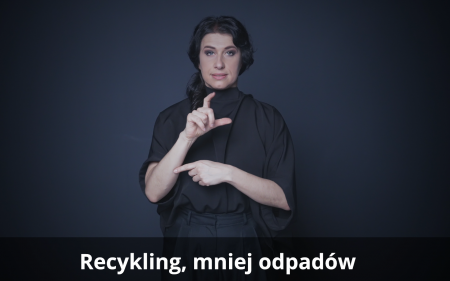 kobieta miga w Polskim Języku Migowym, na ekranie napis 