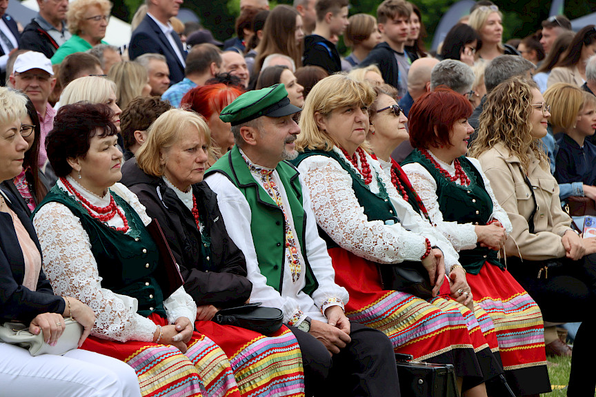 Publiczność siedząca przed sceną.