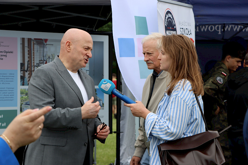 Marszałek Województwa Lubelskiego Jarosław Stawiarski udziela wywiadu do mikrofonu mediom.