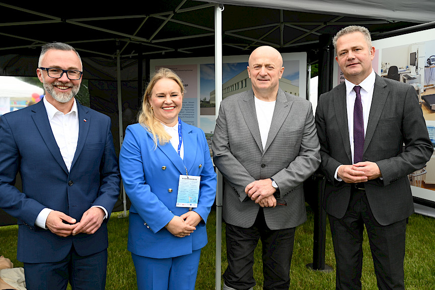 Marszałek Województwa Lubelskiego Jarosław Stawiarski z Dyrektor Departamentu Zarządzania Programami Regionalnymi Anną Brzyską oraz przedstawicielami Miasta Łęczna stoją przy jednym ze stoisk.