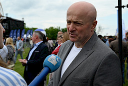 Marszałek Województwa Lubelskiego - Jarosław Stawiarski mówi do mikrofonu - udziela wywiadu do Polskiego Radia Lublin.