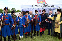 Grupa mężczyzn w strojach historycznych.