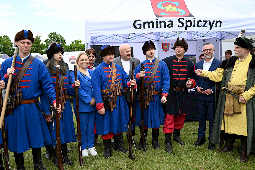 Grupa mężczyzn w strojach historycznych.