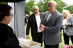 Marszałek Województwa Lubelskiego - Jarosław Stawiarski rozmawia przy stoisku gastronomicznym z wystawcą.