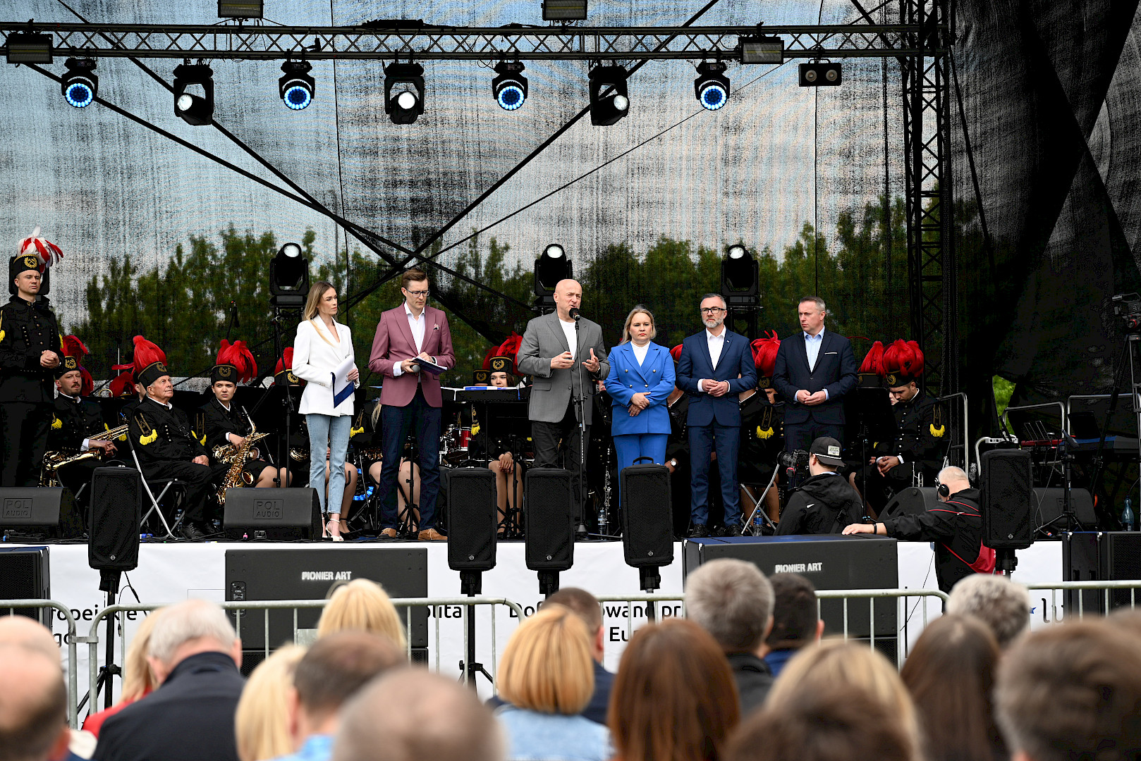 Przedstawiciele Województwa Lubelskiego oraz Powiatu Łęczyńskiego na scenie.