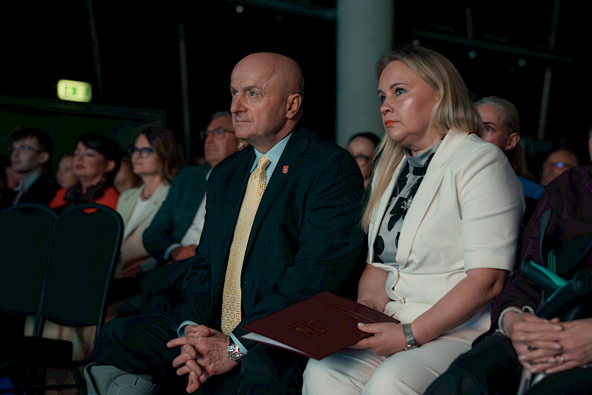 Marszałek Województwa Lubelskiego Jarosław Stawiarski siedzi na widowni z Dyrektor Departamentu Zarządzania Programami Regionalnymi Anną Brzyską.